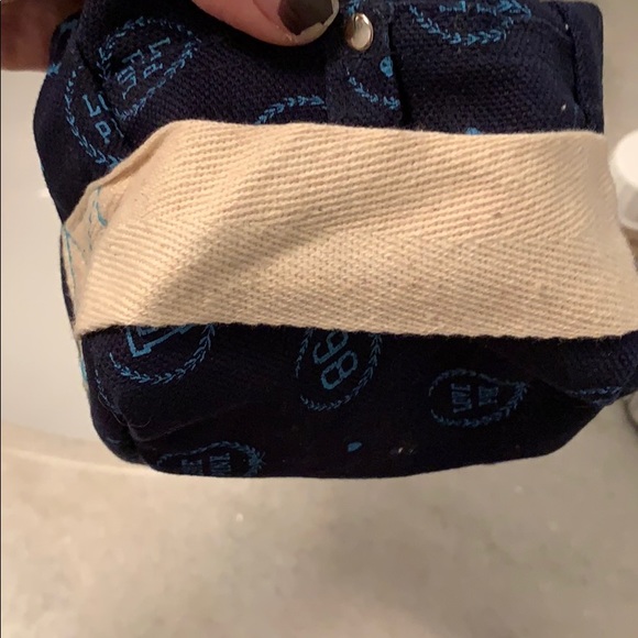 Victoria’s Secret pink cosmetic pouch - Picture 3 of 4